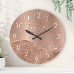 Grande Horloge Ronde Parties scintillant métal Rose or personnalisé<br><div class="desc">Personnalisez facilement cette horloge murale à motif rose or brossé métal et faux parties scintillant glamour avec votre propre nom personnalisé.</div>