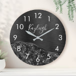 Grande Horloge Ronde Parties scintillant noire métallique personnalisée<br><div class="desc">Personnalisez facilement cette horloge murale à motif de parties scintillant à motif noir brossé et glamour avec votre propre nom personnalisé.</div>