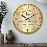 Grande Horloge Ronde Parties scintillant personnalisée 50e anniversaire<br><div class="desc">50ème anniversaire mariage horloge avec l'aspect doré traditionnel souhaitant au couple heureux 50 ans de convivialité. L'or est le cadeau traditionnel donné pour le cinquantième anniversaire du mariage.</div>