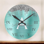 Grande Horloge Ronde Parties scintillant Turquoise d'argent Nom du mono<br><div class="desc">Argent et Turquoise Aqua Blue Faux Foil Métallic Sparkle Parties scintillant brossé Métal Monogramme Nom et cadran initial de luxe. Cela fait le cadeau sucré de 16 ans,  mariage,  douche nuptiale,  anniversaire,  baby shower ou bachelorette pour quelqu'un qui aime le luxe glamour et les styles chic.</div>