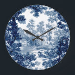 Grande Horloge Ronde Paysage vintage du chalet Toile-Bleu & Blanc<br><div class="desc">Paysage vintage classique toile de jouy motif avec chalet et pont rustique dans une clairière encadrée par un bosquet d'arbres dans les tons clairs et bleu foncé sur arrière - plan blanc. Le motif est transparent et peut être mis à niveau vers le haut ou vers le bas.</div>