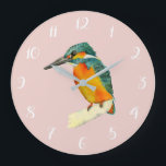 Grande Horloge Ronde Peinture à l'aquarelle Kingfisher Bird<br><div class="desc">C'est un tableau aquarelle d'un oiseau de martin-pêcheur. Il est assis au bord d'une branche. L'oiseau a des couleurs vives. Orange et jaune sur son ventre et vert sur sa tête et ses ailes. Il regarde de côté.</div>