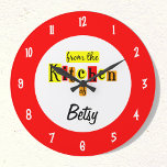 Grande Horloge Ronde Personnalisé De La Cuisine De L'Horloge Rouge Rétr<br><div class="desc">"From the Kitchen of" art étiquette rétro avec des lettres noires, mignonnes et scriptées contre des blocs de couleur rouge, orange et jaune, sur un visage rouge avec des chiffres blancs, et de la place pour votre nom dans des lettres de script. Cliquez sur Customiser pour modifier les couleurs, les...</div>
