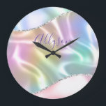 Grande Horloge Ronde Personnaliser le nom Script violet, vague iridesce<br><div class="desc">Personnalisez votre nom en écriture violette sur un fond de vague de paillettes iridescentes. Cliquez sur « Personnaliser » pour changer les couleurs et les styles de police.</div>