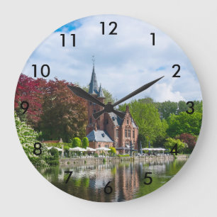 Grande Horloge Ronde Petit château près du lac à Bruges, Belgique