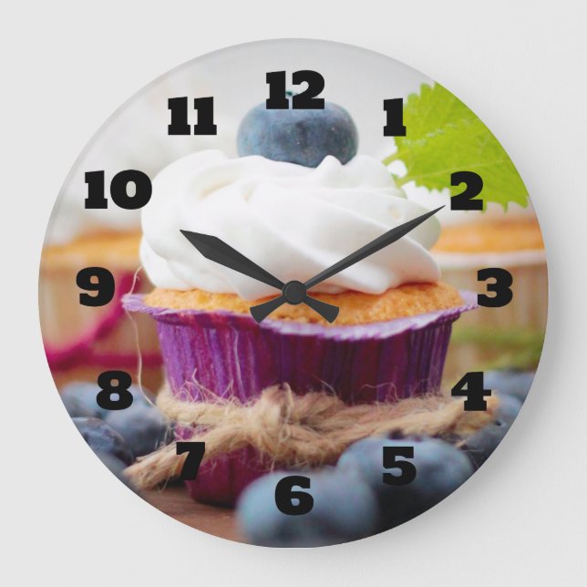 Grande Horloge Ronde Petit gâteau délicieux de myrtille avec la crème (Recto)