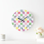 Grande Horloge Ronde Petits chèques couleurs pastel À damiers blanc<br><div class="desc">Les tons pastel modernes et le damier blanc coloré sont motif. Design à damiers esthétique pastel. Les chèques pastel s'appliquent à la décoration de la maison,  aux produits de la fête et aux cadeaux personnalisés. La motif à damiers dans les tons pastel.</div>