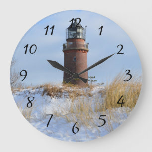 Grande Horloge Ronde Phare de Sturdy sur une côte rocheuse en hiver