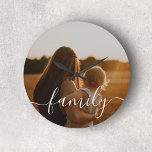 Grande Horloge Ronde Photo de calligraphie familiale<br><div class="desc">Conçu avec précision et soin, notre horloge personnalisée présente un design élégant et sophistiqué. Le visage de l'horloge est orné d'un script joliment écrit à la main, où le mot "Famille" prend le centre de la scène. Ce script manuscrit donne un sens de la touche personnelle et de la chaleur,...</div>