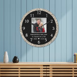 Grande Horloge Ronde Photo du 25e anniversaire de la Parties scintillan<br><div class="desc">Horloge murale unique du 25e anniversaire pour célébrer 25 ans d'amour.Personnalisez l'horloge mariage noir et argent unique avec la photo,  le nom et les années du couple.</div>