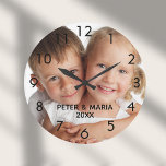Grande Horloge Ronde Photo personnalisée enfants nom année<br><div class="desc">Ajoutez Votre propre photo préférée de votre famille,  enfants,  enfants,  amis ou animal de compagnie. Chiffres noirs. Personnalisez et ajoutez leurs noms et année,  lettres noires. Parfait pour la fête des pères,  la fête de la mère ou comme cadeau d'anniversaire ou de Noël.</div>