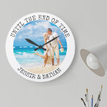 Grande Horloge Ronde Photo personnalisée jusqu'à la fin du temps Photo<br><div class="desc">Horloge photo personnalisée pour un couple marié ou un cadeau d'anniversaire. La photo est mise en place pour vous d'ajouter une photo mariage ou une photo romantique et vous pouvez aussi et vos noms. Le texte dit "jusqu'à la fin du temps" et cela peut également être customisé si vous le...</div>