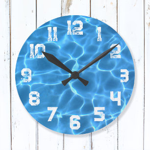 Grande Horloge Ronde Piscine Bleue Nombres Athlétiques Grunge Blancs