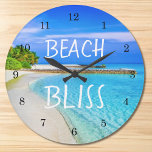 Grande Horloge Ronde Plage tropicale Bliss<br><div class="desc">Pour ceux qui rêvent de plages ! Rappelez-vous votre rêve ! Cette horloge est décorée d'une belle scène de plage et les mots Beach Bliss. Customisez-le avec vos propres mots et photographiez si vous le souhaitez.</div>