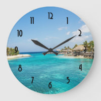Plage tropicale pittoresque avec huttes de chaume