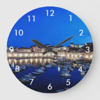 Port et murs de Dubrovnik illuminés la nuit