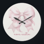 Grande Horloge Ronde Pow rose tendance personnalisée avec le nom Monogr<br><div class="desc">Ajoutez une touche d'élégance intemporelle à votre décor avec la botte rose tendance personnalisée avec le nom Monogram Large Clock. Doté d'un arc de coquette chic preppy dans un design d'aquarelle rose douce, cette horloge allie charme vintage et sophistication moderne. Le monogramme personnalisé en fait un cadeau unique et réfléchi,...</div>