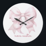 Grande Horloge Ronde Pow rose tendance personnalisée avec le nom Monogr<br><div class="desc">Élevez votre espace avec la bow rose tendance personnalisée avec le nom Monogram Large Clock, une pièce étonnante qui allie élégance intemporelle et élégance moderne. Doté d'un arc de coquette chic preppy dans une aquarelle douce, cette horloge incarne une esthétique girly vintage qui ajoute une touche de charme à toute...</div>