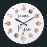 Grande Horloge Ronde Première année de bébé 12 mois photos personnalisé<br><div class="desc">1ère année horloge avec pour les premières photos de 12 mois de bébé. Travaillez avec ce modèle pour personnaliser avec le nom et les photos de votre enfant. Accrochez-le là où votre enfant peut voir la croissance au cours de la première année. Vous pouvez également l'afficher à la première fête...</div>