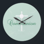 Grande Horloge Ronde Première Communion sainte, Script en vert tendre<br><div class="desc">Ce doux cadeau vert,  souvenir et cadeau est bon pour féliciter le jeune garçon ou la jeune fille pour leur première sainte communion.</div>