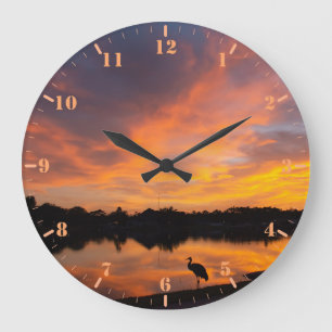 Grande Horloge Ronde Réflexion du coucher du soleil et silhouette de g