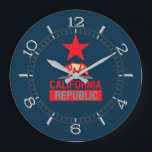 Grande Horloge Ronde République de Californie en Rouge et Bleu<br><div class="desc">Le design du drapeau de l'état de Californie est revisité ici sur cette idée de cadeau personnalisé raffiné avec un accent rouge vif plus grand sur une élégante perspective d'élection rouge et bleu visage horloge. Ça a l'air bien, une idée cadeau géniale. Utilisez le lien "Contacter ce concepteur" pour nous...</div>