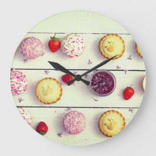 Grande Horloge Ronde Retro kitchen clock with cupcakes and strawberries