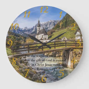 Grande Horloge Ronde Romans 6:23 église près de la montagne avec rivièr