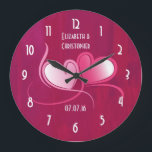 Grande Horloge Ronde Romantique 2 Coeurs Mariage Date Keepsaké<br><div class="desc">Un rendez-vous mariage pour commémorer votre mariage. Un arrière - plan peint de rose foncé avec un look patiné rugueux avec 2 coeurs roses avec des rubans fantaisistes se mêlant et tourbillonnant ensemble dans l'amour. Customisez avec vos informations personnelles.</div>