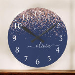 Grande Horloge Ronde Rose bleu marine Gold Blush Pink Parties scintilla<br><div class="desc">Parties scintillant étincelante rose bleu marine et Rose or Blush  brossée Script Monogramme Nom Horloge. Cela rend le cadeau parfait pour 16 ans,  mariage,  douche nuptiale,  anniversaire,  baby shower ou bachelorette pour quelqu'un qui aime le luxe glam et les styles chic.</div>