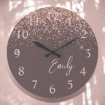Grande Horloge Ronde Rose en terre cuite or bleu Parties scintillant ro<br><div class="desc">Parties scintillant étincelante rose Rose en terre cuite et bleu doré brossé Script Monogramme Nom Horloge. Cela rend le cadeau parfait pour 16 ans,  mariage,  douche nuptiale,  anniversaire,  baby shower ou bachelorette pour quelqu'un qui aime le luxe glam et les styles chic.</div>