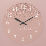Grande Horloge Ronde Rose Gold Blush Pink Parties scintillant Script Mo<br><div class="desc">Rose Gold Blush Pink Sparkle Parties scintillant Brossé Script Monogramme Nom Horloge. Cela rend le cadeau parfait pour 16 ans,  mariage,  douche nuptiale,  anniversaire,  baby shower ou bachelorette pour quelqu'un qui aime le luxe glam et les styles chic.</div>