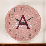 Grande Horloge Ronde Rose Gold Burgundy Sparkle Parties scintillant Nom<br><div class="desc">Rose Rose Gold et Bourgogne Marsala Parties scintillant étincelante Nom du monogramme et horloge murale initiale de service. L'horloge murale est le cadeau parfait pour quelqu'un qui aime la parties scintillant rose étincelante.</div>