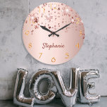 Grande Horloge Ronde Rose or brillant étoiles cuivre or girly<br><div class="desc">Un élégant étui de téléphone glamour. Faux or rose,  cuivre brillant et étoiles de la gloire. arrière - plan d'or rose faux métallique. Insérez votre nom,  écrit avec un script de style moderne écrit à la main. Lettres de couleur or rose. Des chiffres d'or.</div>
