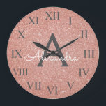 Grande Horloge Ronde Rose Rose Gold Sparkhe Parties scintillant Nom du<br><div class="desc">Pink - Rose Gold Sparkle Parties scintillant Monogramme Nom et horloge murale de service initial qui peut être utilisé à la maison, au bureau ou dans un salon de beauté pour les ongles, Microblading, Eyelash Extensions (Lashes), cheveux ou maquillage. L'horloge murale est le cadeau parfait pour quelqu'un qui aime la...</div>