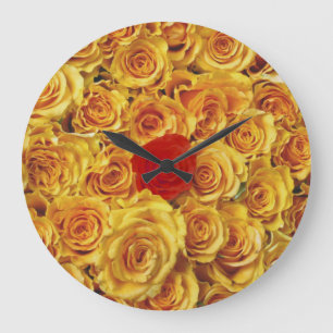 Grande Horloge Ronde Rouge simple dans les roses jaunes de lit