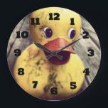 Grande Horloge Ronde Rubber Jaune Ducky a besoin d'un bain !<br><div class="desc">Photo mignonne et drôle d'un grand canard en caoutchouc jaune assis sur une véranda en bois. Ce canard a un grand bec rouge et de grands yeux fixants. Couvert de saleté,  peut-être en attendant que la douche à pluie lave la saleté. Il a un regard mignon sur le visage.</div>
