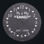 Grande Horloge Ronde Rustic Chalkboard M. et Mme Wedding<br><div class="desc">Le Wedding Clock with a rustic chalkboard background. Personnalize the farmhouse clock with last name of the new couple for an wedding anniversary.</div>