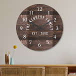Grande Horloge Ronde Rustic Country Farmhouse Nom de famille Wood<br><div class="desc">Bois rustique Nom de famille Ferme Mur Horloge - Horloges murales de style Fermier pour l'ajout parfait pour donner à votre cuisine un look champêtre.Personnalisez avec le nom de famille et l'année établie pour une horloge murale ferme unique.</div>