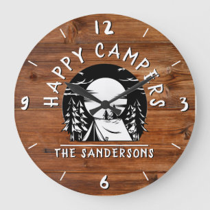 Grande Horloge Ronde Rustic Happy Campers Tente Nom de famille Bois Des