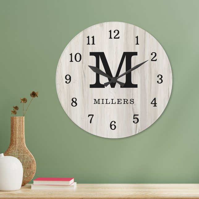 Grande Horloge Ronde Rustic Natural Light Wood Family Name Monogrammed (Créateur téléchargé)
