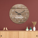 Grande Horloge Ronde Rustic Pallet Wood M. Et Mme Mariage<br><div class="desc">horloge mariage avec arrière - plan rustique en bois de palettes. Personnalisez l'horloge de style ferme avec le nom de famille du nouveau couple pour un cadeau unique mariage anniversaire.</div>