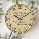 Grande Horloge Ronde Rustic Paper<br><div class="desc">Le cadeau classique pour le premier anniversaire est le papier. C'est dans cet esprit que nous avons créé ce style rustique faux teinté moderne de premier anniversaire avec des chiffres romains, vos noms et date mariage. Conception composite par Holiday Hearts Designs (droits réservés). Si vous avez des questions ou avez...</div>