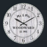 Grande Horloge Ronde Rustic Personnalisé Mariage Nouveaux mariés<br><div class="desc">Une horloge murale moderne rustique blanche lavée grange en bois de grange monogrammed mariage avec date établie.</div>