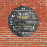 Grande Horloge Ronde Rustic Wood 5e Anniversaire Mariage M. Et Mme.<br><div class="desc">Horloge du 5e anniversaire du Mariage personnalisée avec le nom de famille du couple et l'année établie.</div>