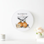 Grande Horloge Ronde Rustique Botanique Automne Citrouille Mariage de a<br><div class="desc">Rustique Botanique Automne Citrouille Mariage de automne Grande Horloge. Tous les textes sont pré-arrangés pour que vous personnalisiez facilement et rapidement avec vos propres détails.</div>
