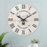 Grande Horloge Ronde Rustique Moderne Personnalisé Nom de famille Ferme<br><div class="desc">Nom de famille personnalisé, ville, état et année établi Rustic Modern Wall horloge dans un style de ferme branché avec cadran d'horloge romain, illustration de buck, et blanc en toile de fond / shiplap. Un cadeau idéal pour les jeunes mariés, les grands-parents ou les parents, ou votre cabine, votre chalet...</div>