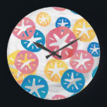 Grande Horloge Ronde Sable Dollar Jaune Rouge Bleu Motif<br><div class="desc">Dollar de sable tendance Motif sans couture en Jaune,  Rouge et Bleu présente notre design original de différentes tailles et couleurs de dollars de sable se chevauchant dans un style graphique plat avec notre texture signature sur un arrière - plan blanc texturé.</div>