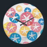 Grande Horloge Ronde Sable Dollar Jaune Rouge Bleu Motif<br><div class="desc">Dollar de sable tendance Motif sans couture en Jaune,  Rouge et Bleu présente notre design original de différentes tailles et couleurs de dollars de sable se chevauchant dans un style graphique plat avec notre texture signature sur un arrière - plan blanc texturé.</div>