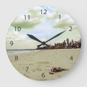 Grande Horloge Ronde Sandales sur la plage tropicale